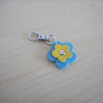 本革レザー　お花のキーホルダー　チャーム　ターコイズ×イエロー　