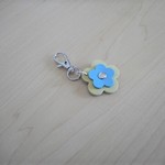 本革レザー　お花のキーホルダー　チャーム　クリームイエロー×水色