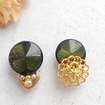 アシンメトリー ボタンデザインイヤリング