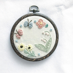 32  刺繍枠 野花ちょうちょ