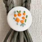 刺繍ボタンの授乳ストラップ