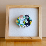 草原のネコ[赤ちゃんと眠る]  刺繍ブローチ