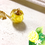 レモンが動く ”ハチミツレモンソーダ” のガラスボールネックレス