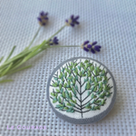新緑の木の刺繍ブローチ