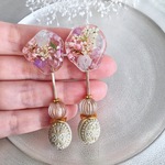 雫に閉じ込めたお花×アンティーク風ビーズのピアス/イヤリング