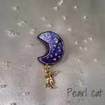 月と奏でる猫の刺繍ブローチ