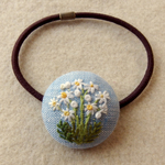 マーガレット刺繍くるみボタンヘアゴム