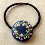 小花のリース刺繍 くるみボタンヘアゴム