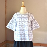 フリル袖のブラウス 花 グレー