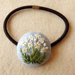 マーガレット刺繍くるみボタンヘアゴム