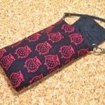 和風生地　フクロウのスマホポーチ（ブラック）