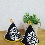 2個セット 三角鍋つかみ  北欧小花  黒
