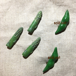【陶器】アスパラガスとえだまめの陶ブローチ