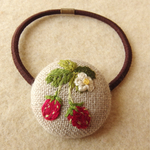 いちご刺繍 くるみボタンヘアゴム
