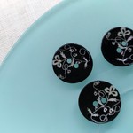 17mm　蔓と花柄　カラーシェルボタン　ブラック　8個セット　S132