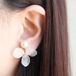 white hydrangea cottonpearl♡　ゆれるピアス/樹脂ノンホールピアス（イヤリング）