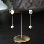 プレーンペアシェイプ白蝶貝と貝パールのゆらゆらロングピアス　～Eirene