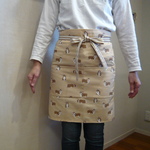 ひざ上丈のコーギー柄カフェエプロン