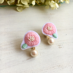 北欧 お花 刺繍 ピンクのピアス
