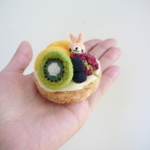 ★【在庫品】大きめサイズ　羊毛フェルトのピンクッション　ウサギさんが潜むフルーツデニッシュ