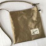 【送料無料】ペタンコ＊サコッシュ☆しかく形(ゴールド/中:ブルー)