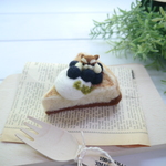 ★【在庫品】大きめサイズ　羊毛フェルトのピンクッション　リスさんが潜むチーズケーキ
