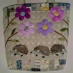 ハリネズミと花のトンネル花キルトバック