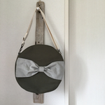 今年のトレンド。MARU.BAG.RIBON.まんまるな丸形バッグ。地味可愛いカーキ。リボン。warabi-no オリジナル。3way。