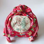 女の子の刺繍ポーチ