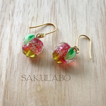ガラスのりんごピアス