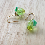ガラスの青りんごピアス