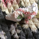 ビーズ刺繍白靴型ブローチ