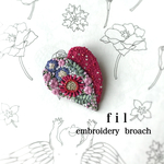 花刺繍のハートブローチ
