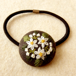 白花のブーケ刺繍 くるみボタンヘアゴム