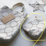 ホワイト×ライトグレーの刺繍  マチ付きポーチ♩タンバリン ミナペルホネン