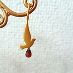 片耳☆羽ばたく幸せの鳩の宝石質モザンビークガーネットピアス☆