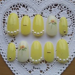 清楚で上品な一輪の向日葵ネイル／向日葵／夏ネイル／シンプル／清楚／大人かわいい／デート／食事会／お呼ばれ／女子会／イエロー／ブライダル