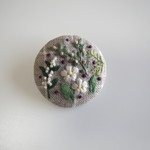刺繍のブローチ（リトアニアリネン）