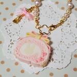【1】リボンのせ♡うさぎのロールケーキ／バッグチャーム