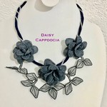 立体刺繍のネックレス　グレーのローズ