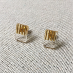 ゴールドのシンプル長方形ピアス