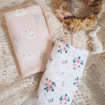 〇ふわりふわりよだれカバー(swan＆flower)〇　抱っこ紐　よだれパット　サッキングパット