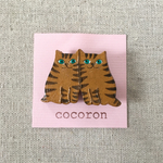 陶土のねこのブローチ(寄り添う子猫)