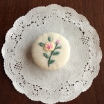 刺繍・薔薇のブローチ