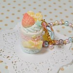 【7】ピンクの苺♡ゆめかわケーキ／バッグチャーム
