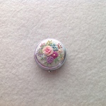 【再販】リネンと刺繍のバラと小花のピルケース 