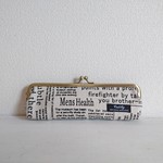 がま口スリムペンケース 英字 細タグ