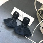 オールブラック タッセルピアス