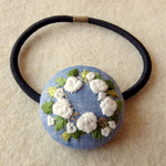白バラのリース刺繍 くるみボタンヘアゴム