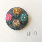 ま〜るいお花の刺繍ブローチ